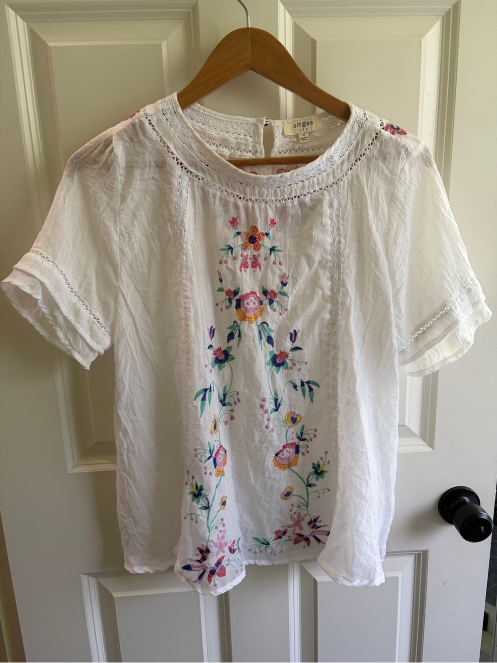 Like new Umgee White Embroidered Floral Peasant Top size M. Boho perfection